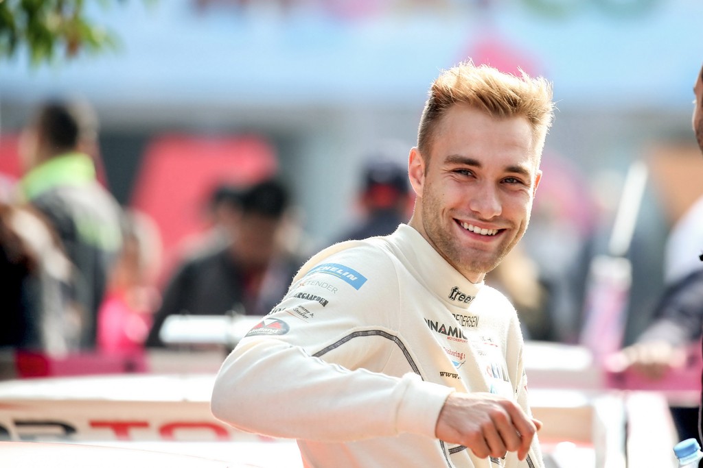 Smilet er stort hos Mikkel O. Pedersen - nu begynder sæsonen endelig
(Foto: Porsche AG / hoch zwei)